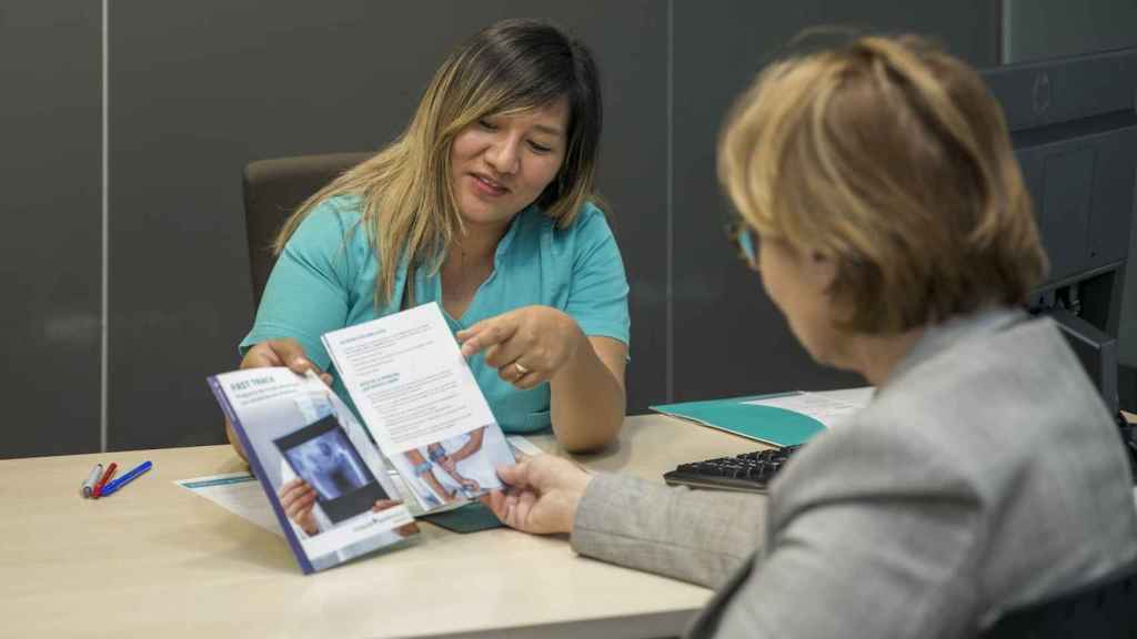 La especialista informa a una paciente del proceso de aplicación de la técnica 'fast track' / QUIRÓNSALUD