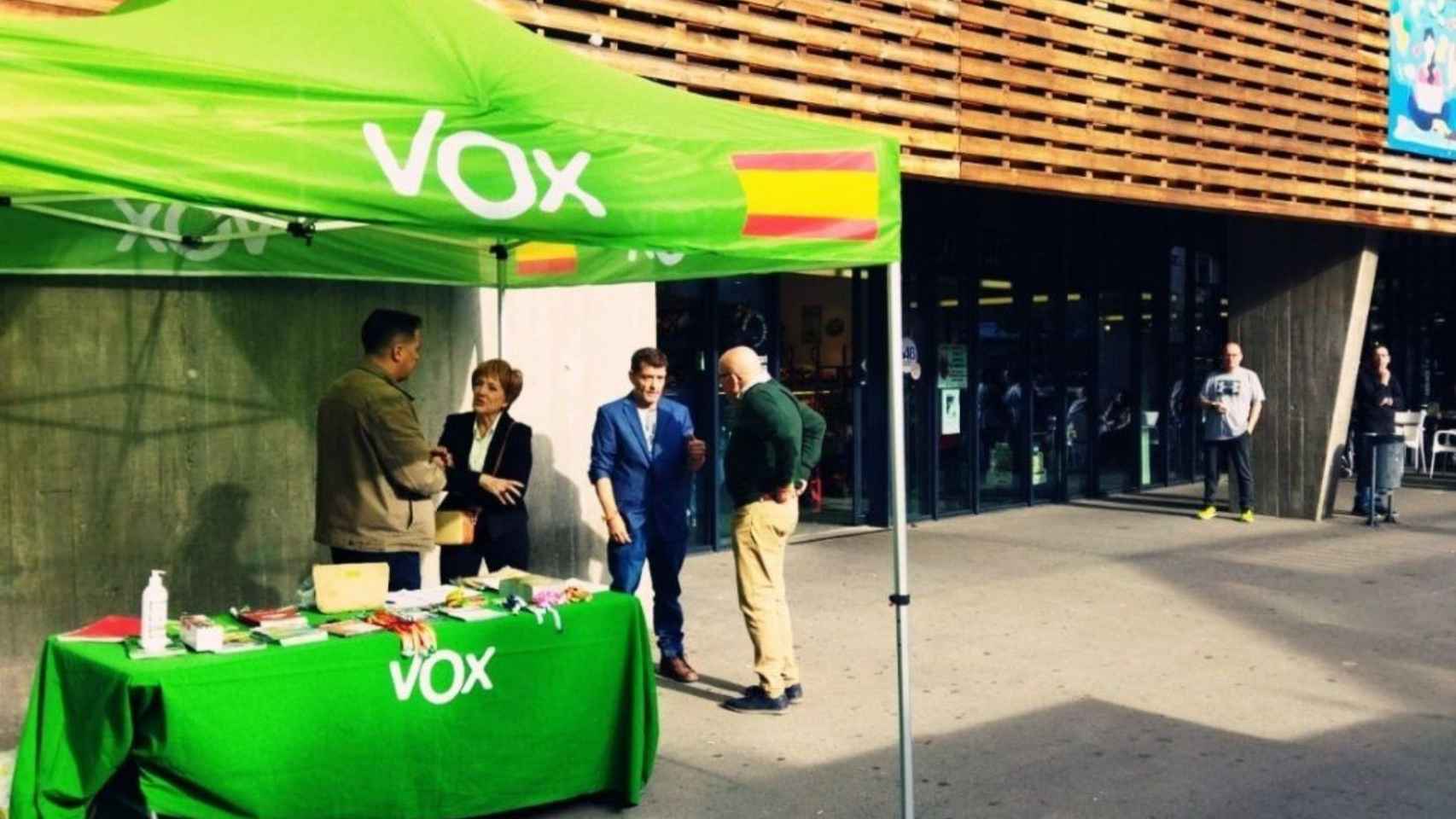 Una carpa de VOX en Sant Adrià con Pedro Ardanuy / TWITTER