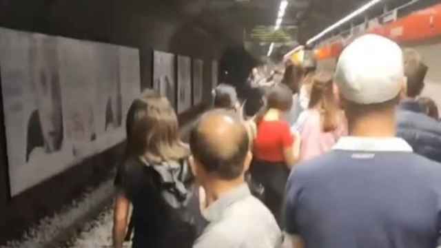 Una mujer se lanza a las vías del metro de Urquinaona este sábado / INSTAGRAM