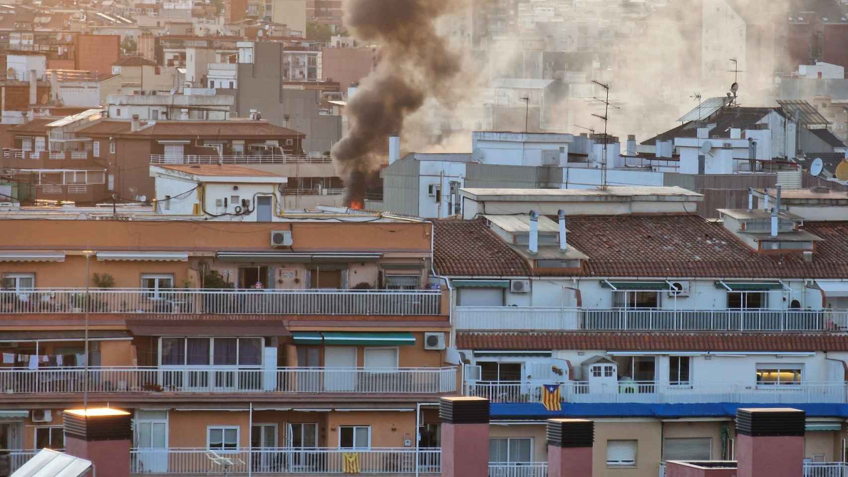 Incendio en Sant Andreu / MERCHE BARTLET