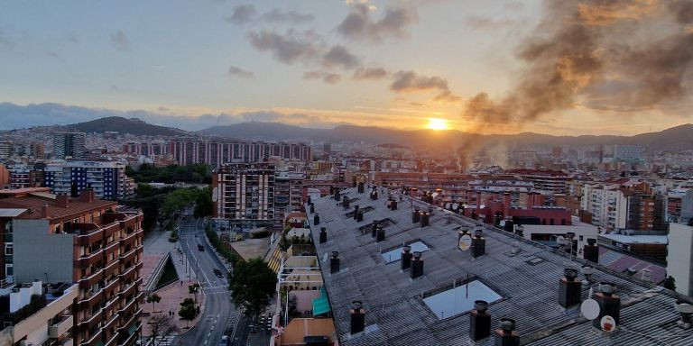 Incendio en un terrado de Sant Andreu / MERCHE BARTLET