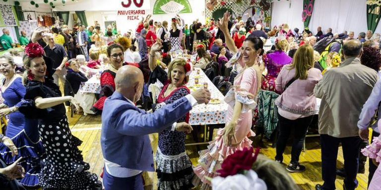 Visitantes disfrutan de la Feria de Abril / EFE