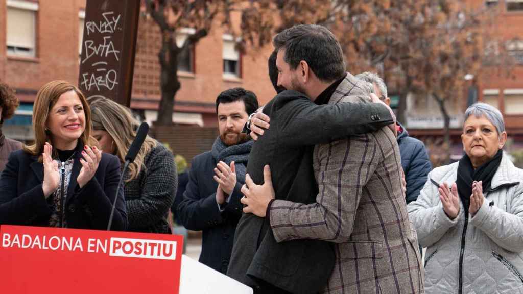 Fernando Carrera se abraza con el actual alcalde, Rubén Guijarro / RRSS