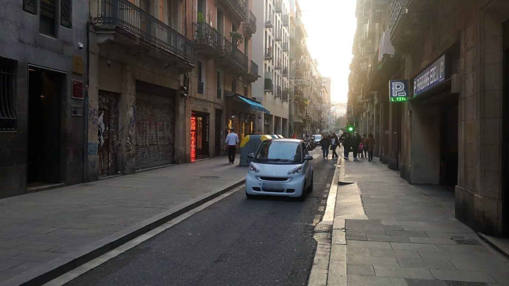 Un coche circula por la calle Nou de la Rambla, en el Raval