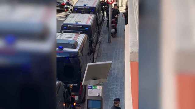 Efectivos policiales blindan la plaza de la Bonanova / CEDIDA