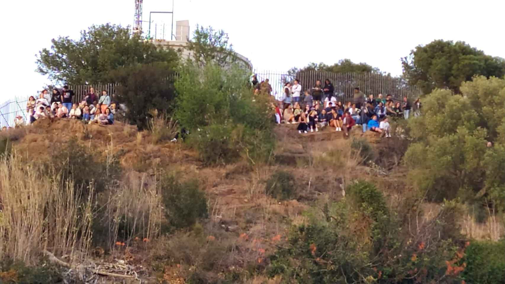 Los turistas en el exterior del recinto de los búnkers del Carmel / CONSELL VEÏNAL