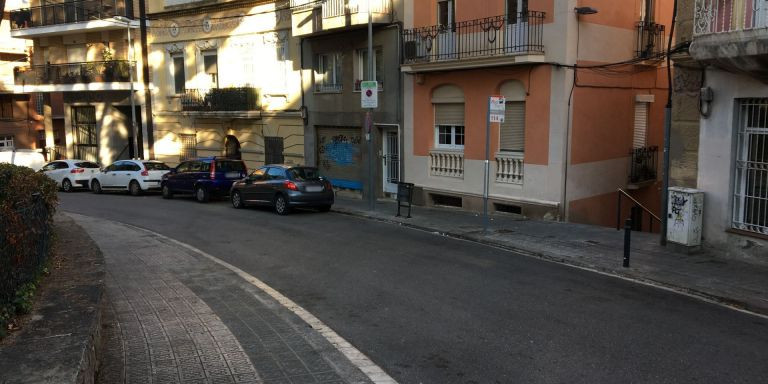 Turismos aparcados en la plaza de Can Baró / RP