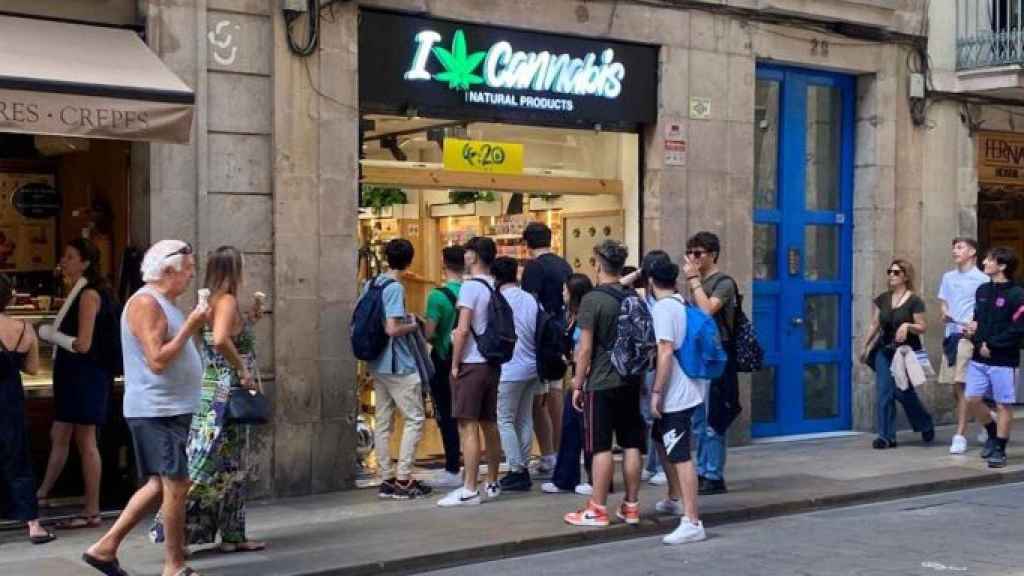 Una cola de jóvenes turistas en una tienda de cannabis en Ciutat Vella
