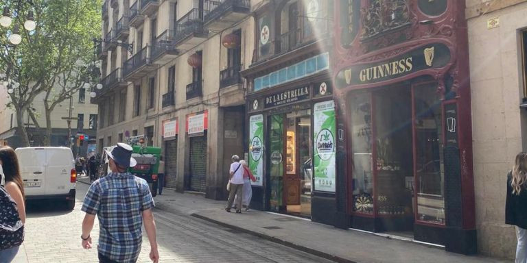 La tienda de cannabis en la antigua Farmacia Estrella en Ciutat Vella / ALBA CARNICÉ (MA)