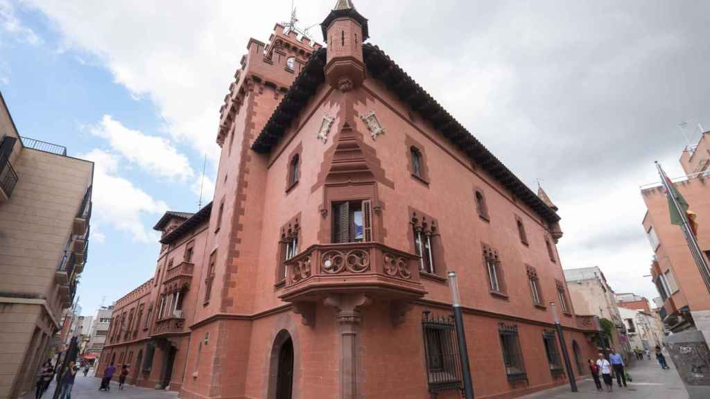 Fachada del Ayuntamiento de Viladecans / AJ VILADECANS