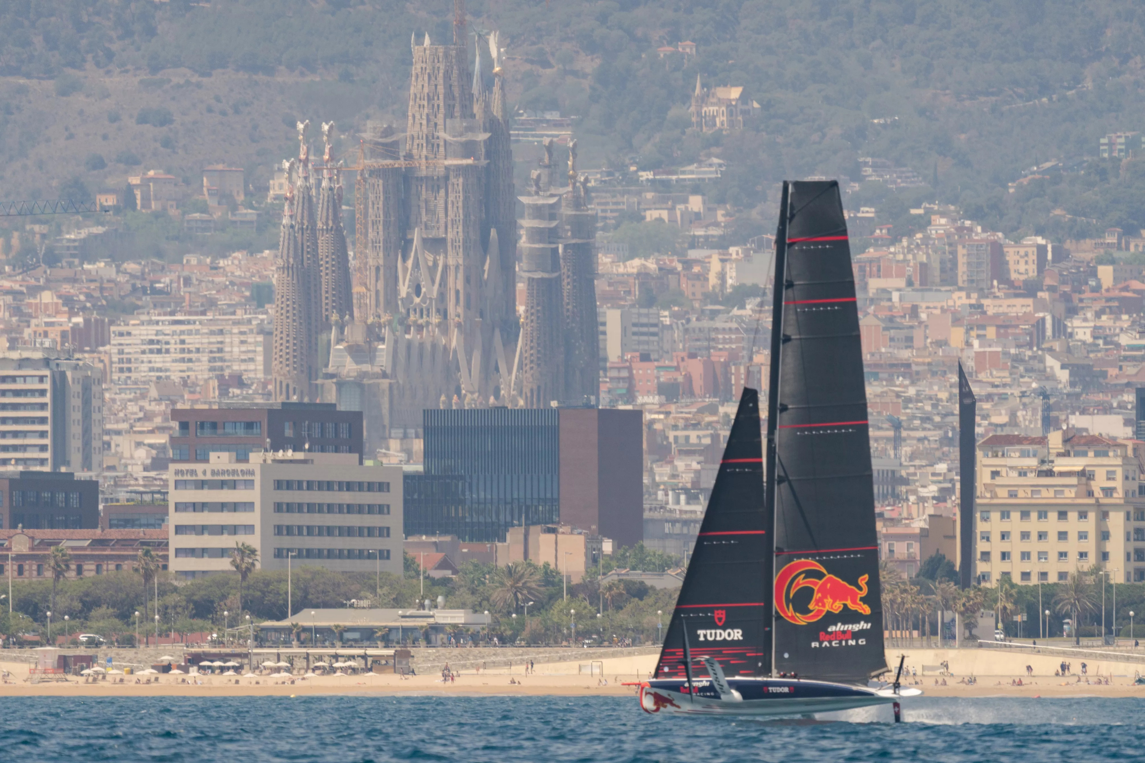 Un equipo entrenando para la Copa América de Vela en Barcelona / Marcelo Rios
