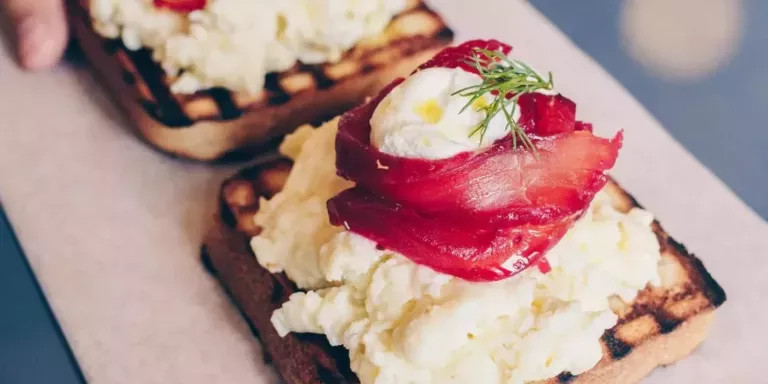 Tostada de huevos revueltos con salmón curado / AUTO ROSELLON