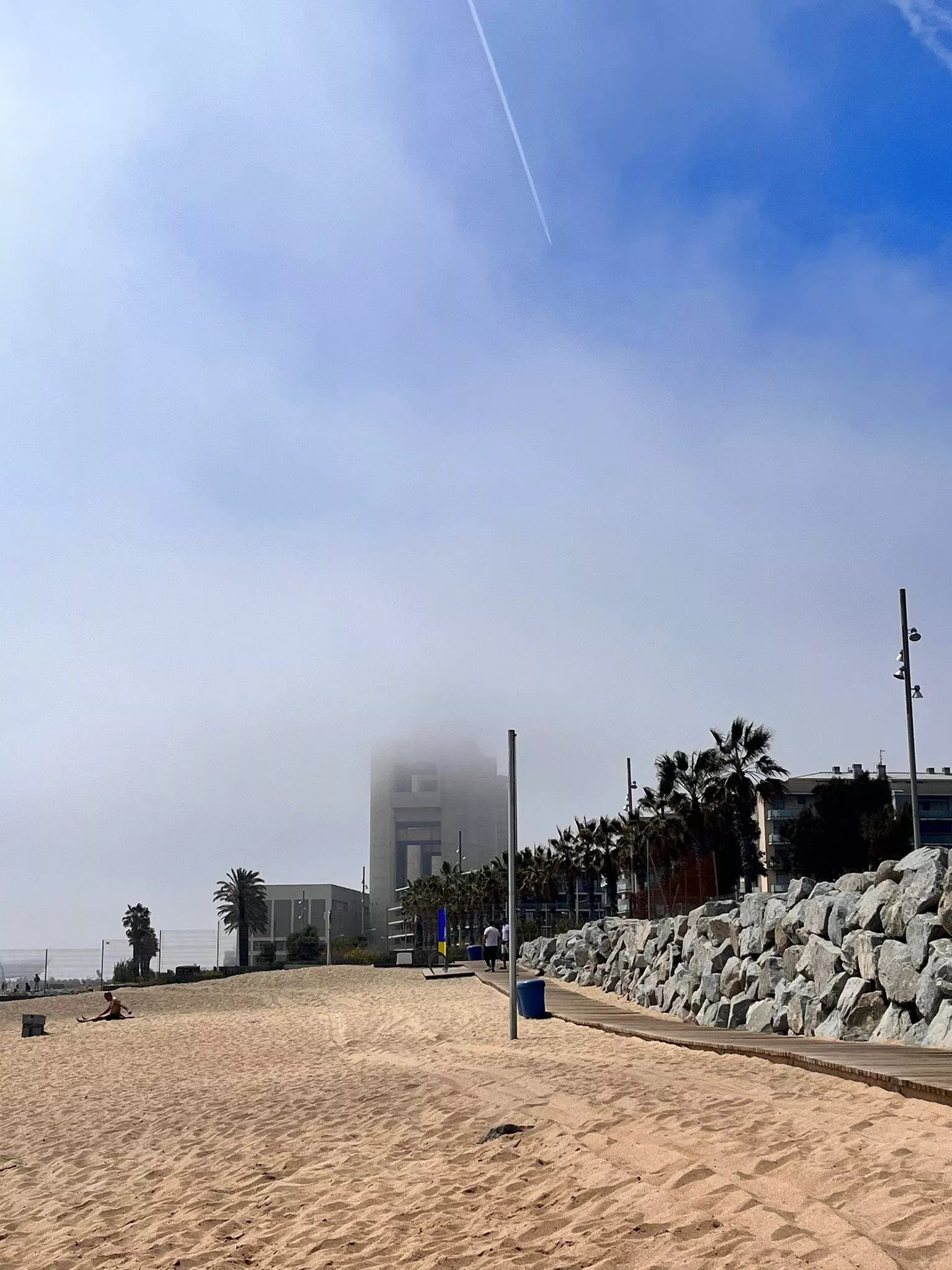 La niebla ha cubierto las Tres Chimeneas de Sant Adrià / ÁNGELA VÁZQUEZ