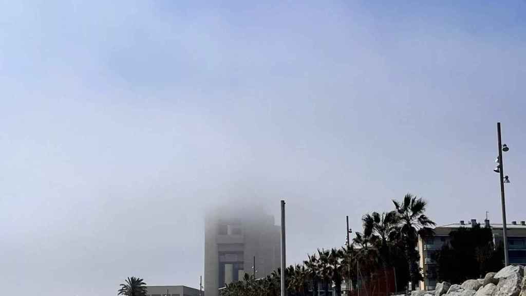 La niebla ha cubierto las Tres Chimeneas de Sant Adrià / ÁNGELA VÁZQUEZ