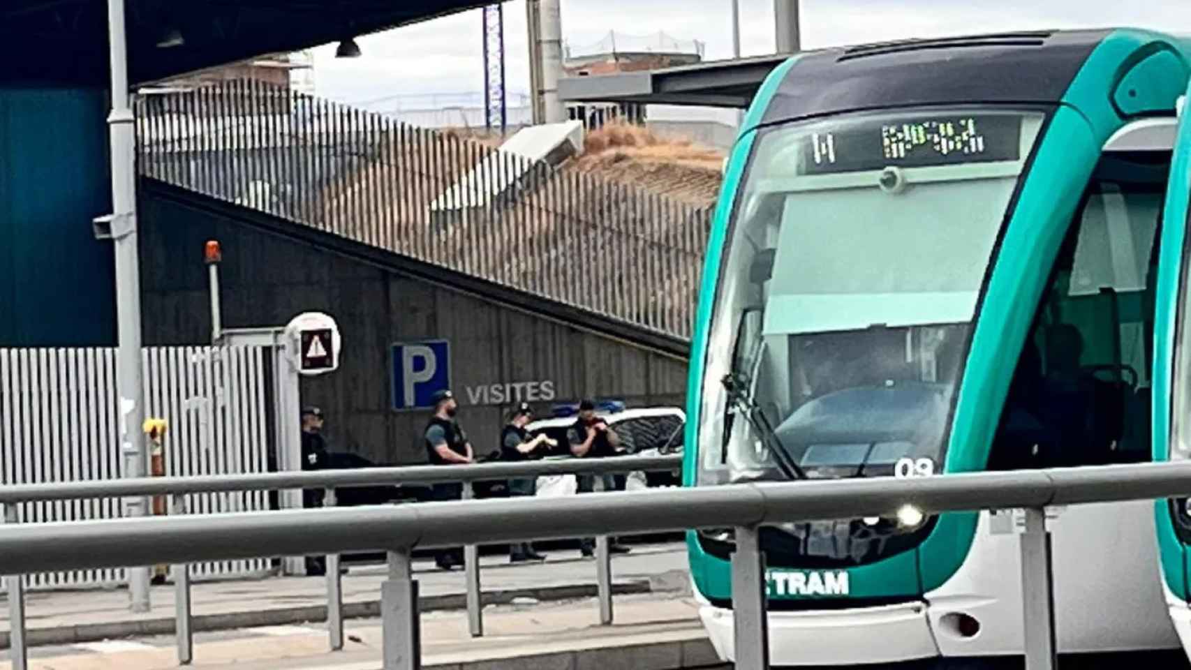 Agentes de la Guardia Civil a las puertas de la planta de TERSA / A.V