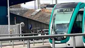 Agentes de la Guardia Civil a las puertas de la planta de TERSA / A.V