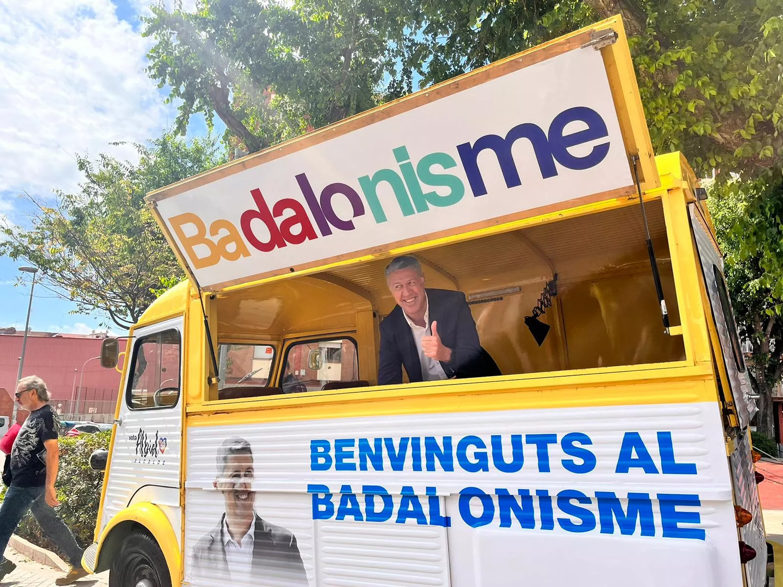 Albiol presenta su eslogan de campaña en una 'foodtruck' en Badalona / ÁNGELA VÁZQUEZ