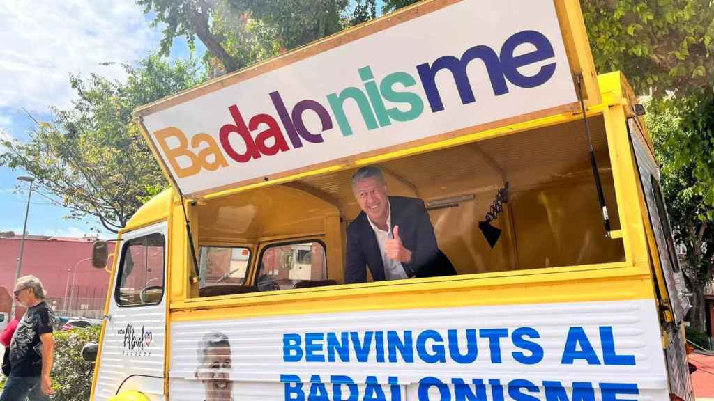 Albiol presenta su eslogan de campaña en una 'foodtruck' en Badalona / ÁNGELA VÁZQUEZ