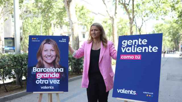 La alcaldable de Valents en Barcelona, Eva Parera, junto al cartel de su campaña electoral / VALENTS