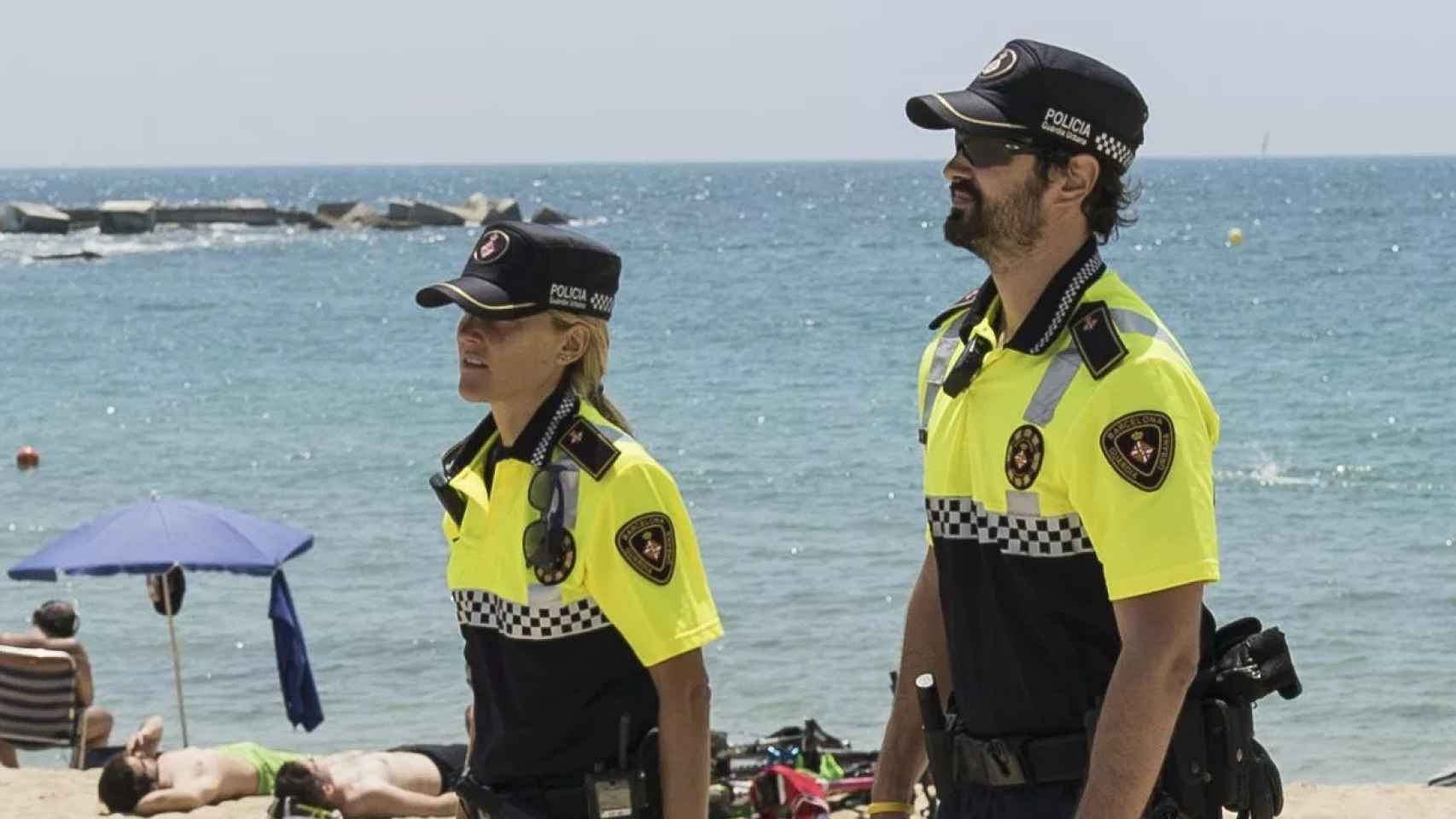 Agentes de la Guardia Urbana en una playa de Barcelona / AJ BCN