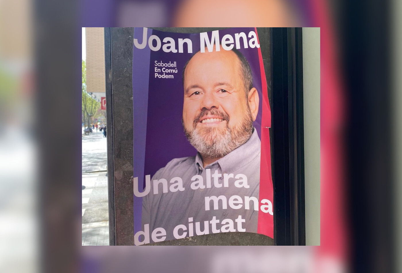 El candidato de los comunes de Sabadell Joan Mena, junto a su cartel @ETFELICITOFILL