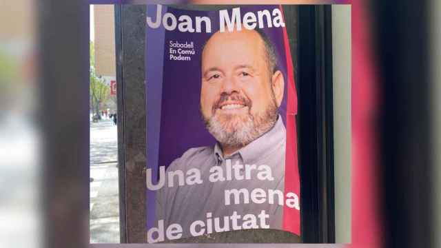 El candidato de los comunes de Sabadell Joan Mena, junto a su cartel @ETFELICITOFILL