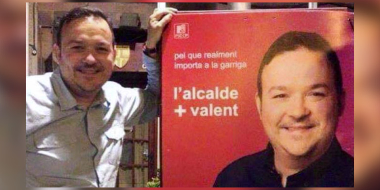 El candidato socialista de La Garriga, Àlex Valiente, junto a su cartel / @ETFELICITOFILL