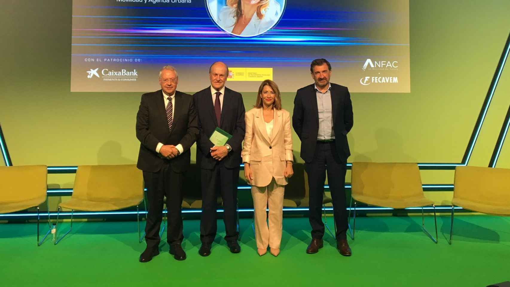 El presidente de FECAVEM, Jaume Roura; el presidente del Automobile Barcelona, Enrique Lacalle; la Ministra de Transportes, Raquel Sánchez; y el director general de ANFAC, José López-Tafall / RUBÉN PACHECO