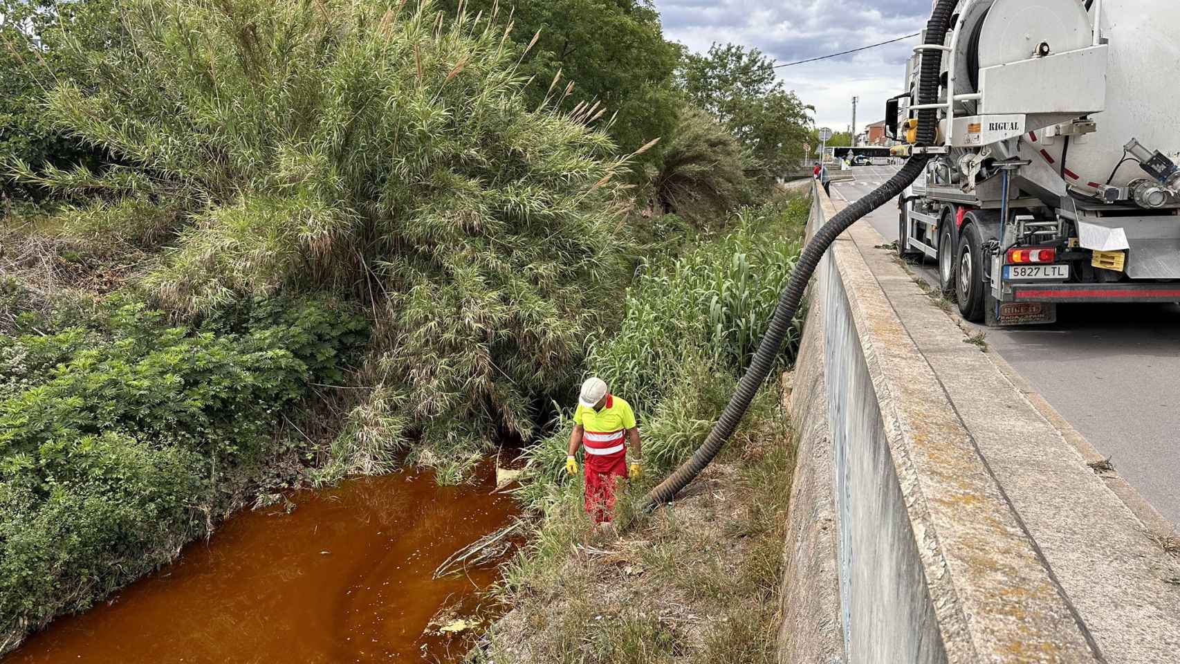 Un operario trabajando en el vertido de aceite de palma/ TWITTER