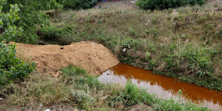 El vertido de aceite, a 500 metros del río Besòs / TWITTER