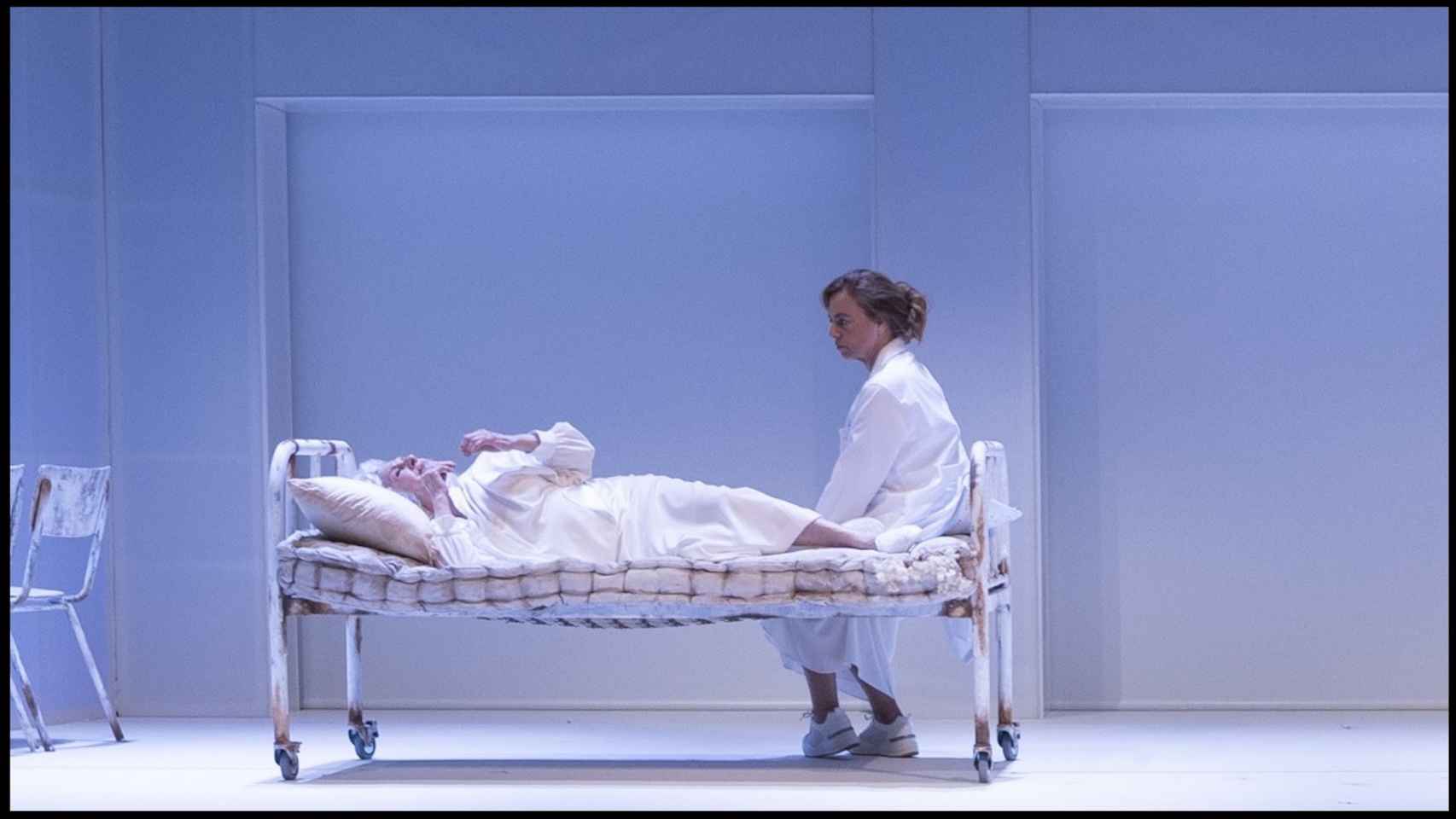 Una escena de la obra de teatro 'Adictos', en el Teatre Goya de Barcelona