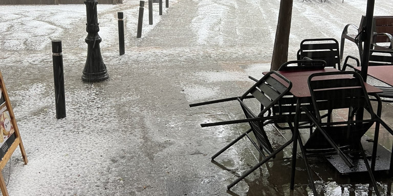 Una terraza de Barcelona durante la granizada / TWITTER @JotaEleEseGe