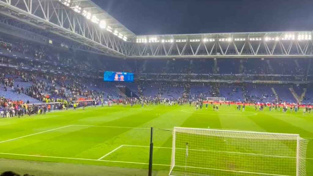 Decenas de ultras invaden el campo de Cornellà tras la final de la Liga / CEDIDA