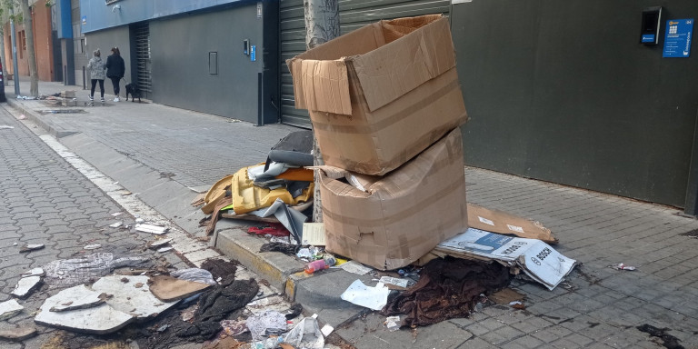 Basura acumulada en el barrio de El Remei de Badalona / TWITTER