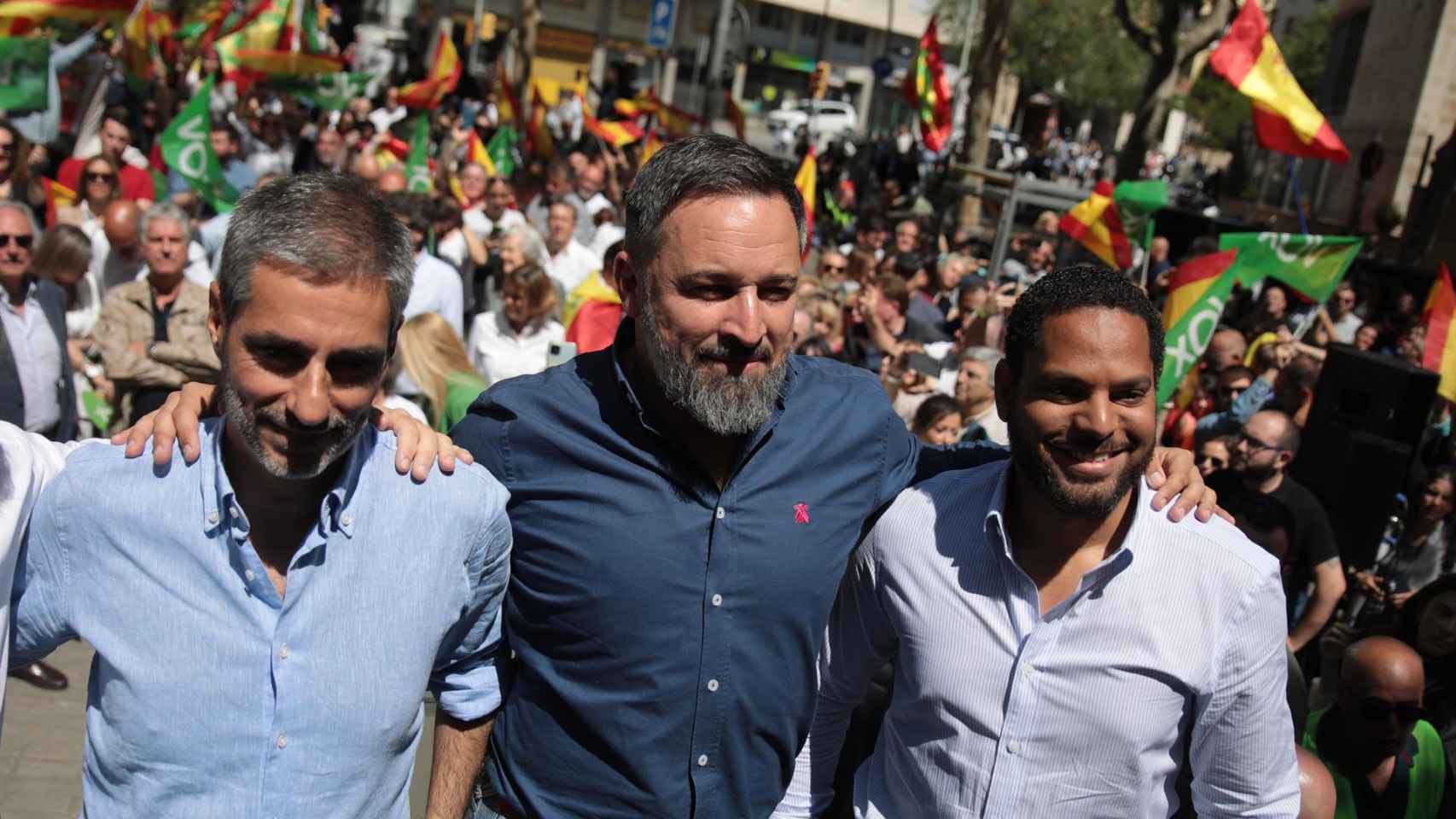 El líder de Vox, Santiago Abascal, junto al candidato a la Alcaldía de Barcelona, Gonzalo de Oro, y el secretario general de Vox y portavoz en Cataluña, Ignacio Garriga; en