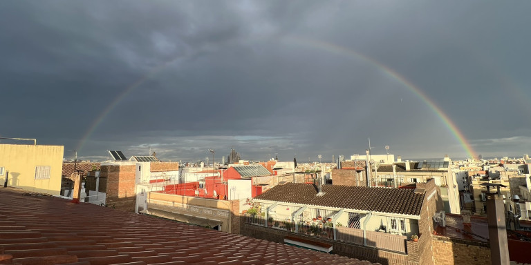 El arcoíris visto desde Gràcia / TWITTER @gromabatlle