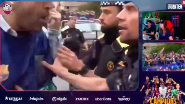 Gerard Romero y la policía durante la rúa del Barça / TWITTER