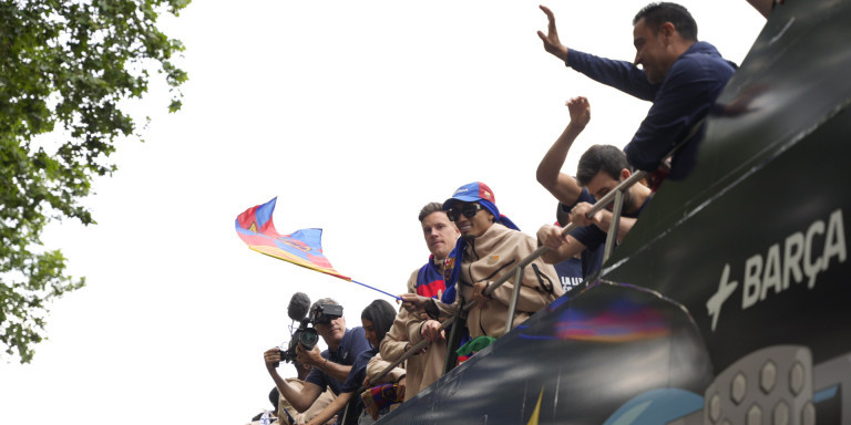 Los jugadores del Barça celebrando el título / LUIS MIGUEL AÑÓN