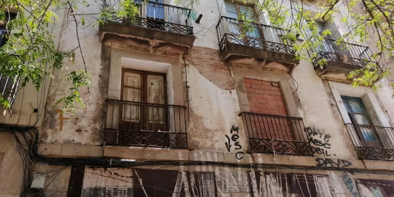 Fachada del inmueble degradado de Ciutat Vella / ANDONI BERNÁ