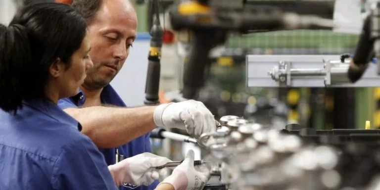 Trabajadores en una planta de producción / EFE