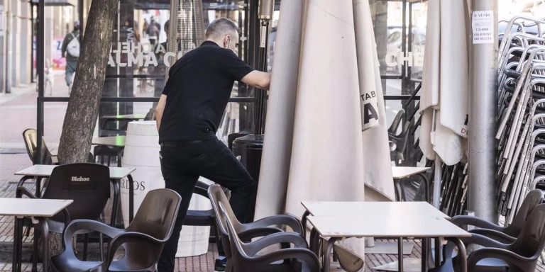 Camarero en una terraza de Barcelona / EUROPA PRESS