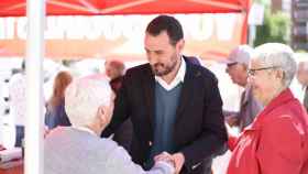 El alcalde Rubén Guijarro con dos ancianas en Badalona / PSC