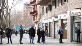 Una cola de personas esperando en una oficina de correos