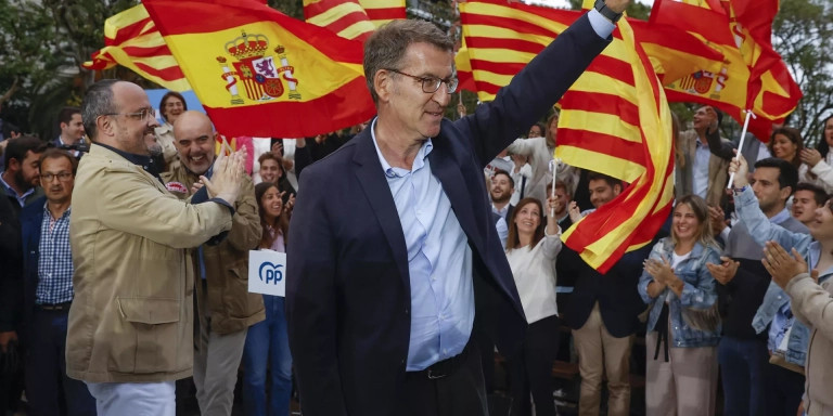 El presidente del PP, Alberto Núñez Feijóo, junto al presidente del PP en Catalunya, Alejandro Fernández, y el candidato a la alcaldía, Daniel Sirera / EFE TONI ALBIR