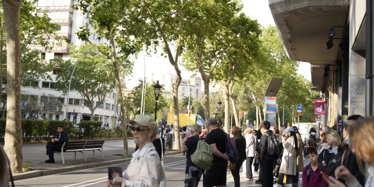 Pasajeros esperando la llegada de un bus en Barcelona / LUIS MIGUEL AÑÓN