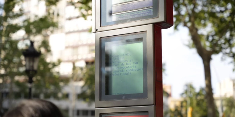 La pantalla de una parada de bus avisa sobre la huelga / LUIS MIGUEL AÑÓN