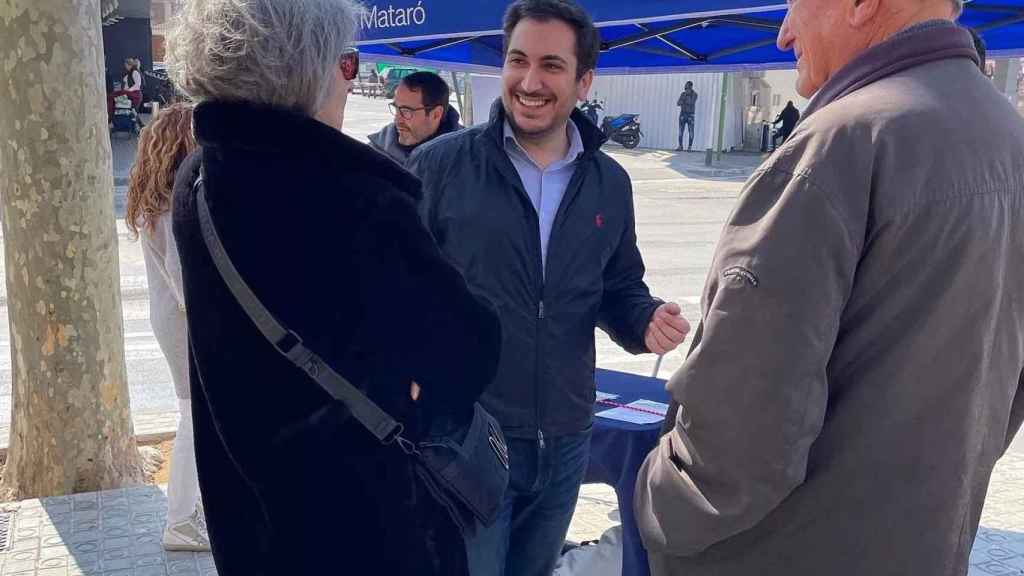 Cristian Escribano en una carpa del PP en Mataró / TWITTER