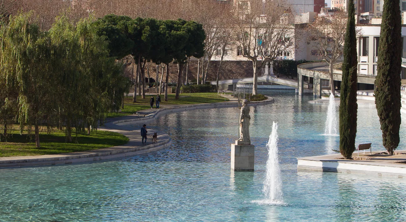 Lago del parque de la Espanya Industrial / AJ BCN