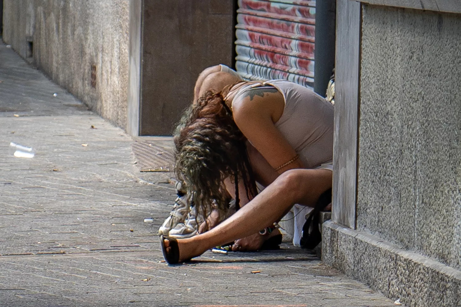 Una mujer que ha consumido heroína en El Raval / LUIS MIGUEL AÑÓN - CRÓNICA GLOBAL