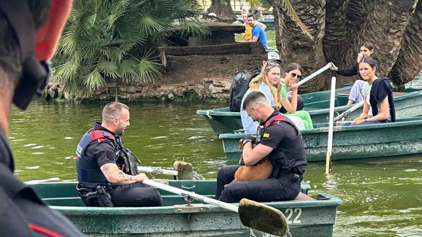 Los Mossos d'Esquadra en una de las barcas del Parc de la Ciutadella / MOSSOS D'ESQUADRA